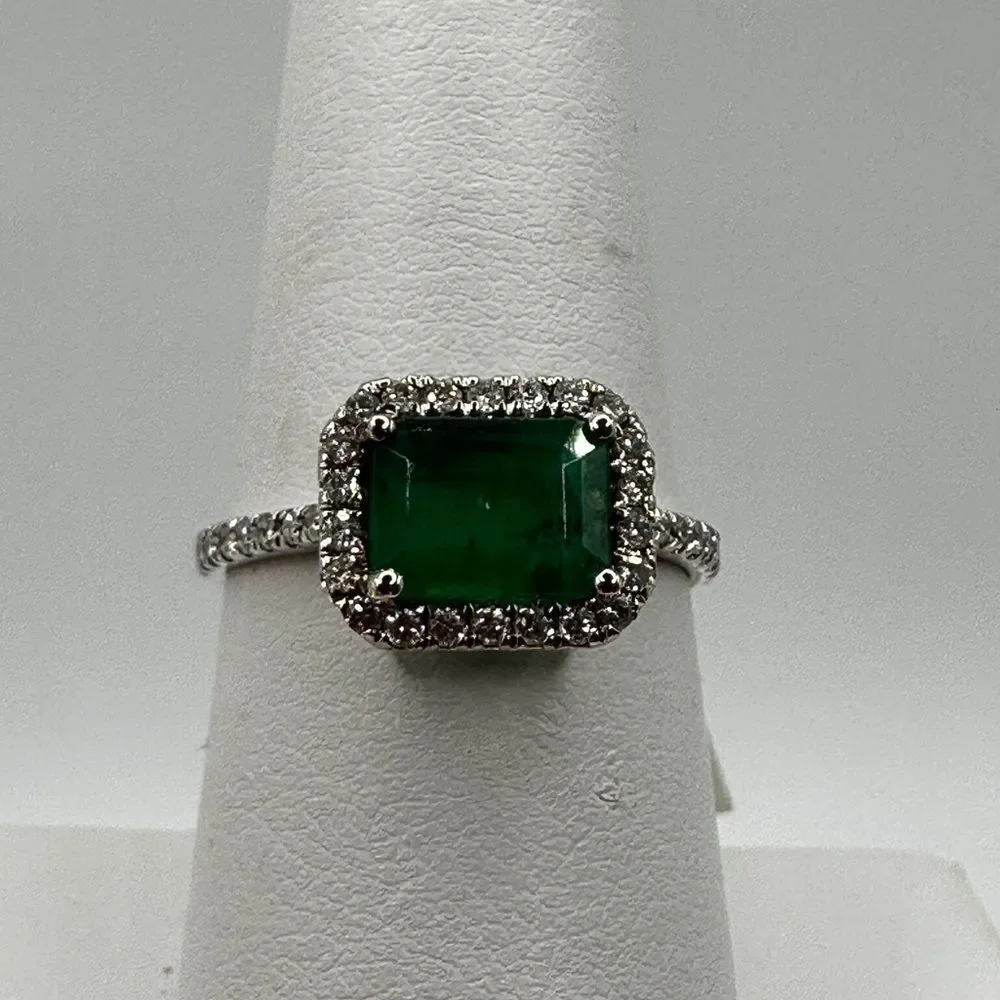 NWT 1.21ct emerald with‎ halo of diamonds all set in 14k white gold!